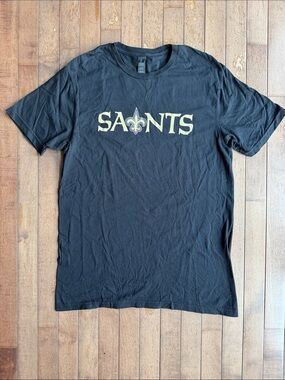 Saints Black Graphic Gildan Tee with Gold Logo Size Medium